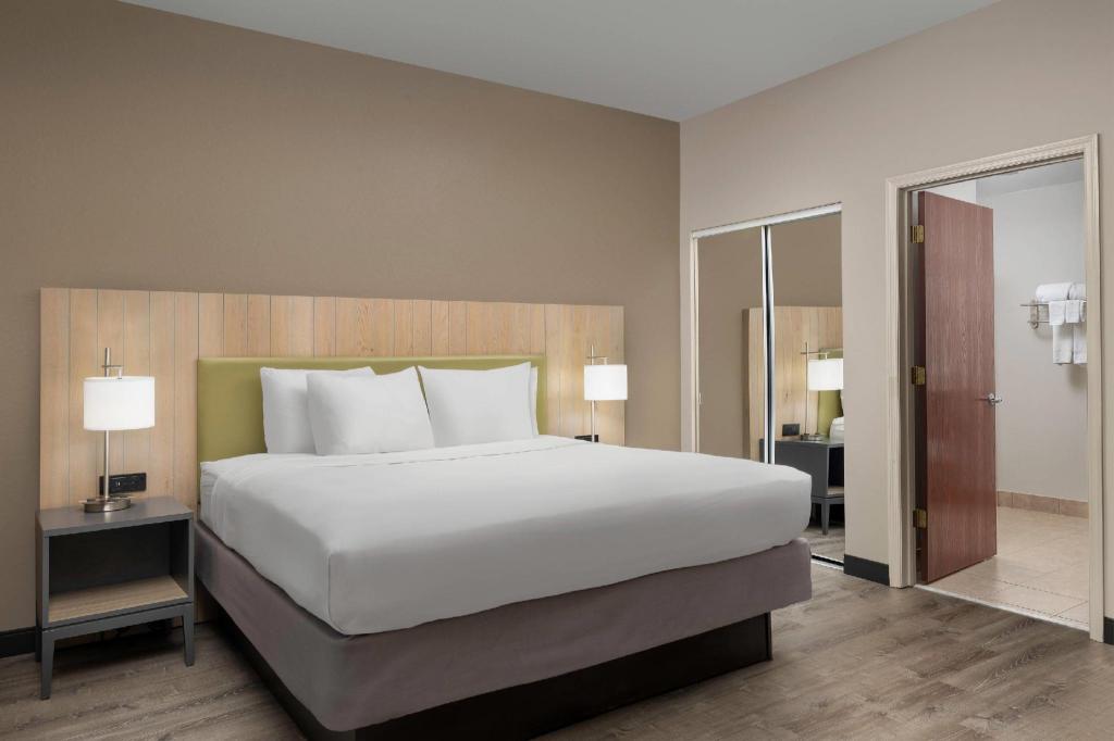 UPGRADE, SUITE, KING BED