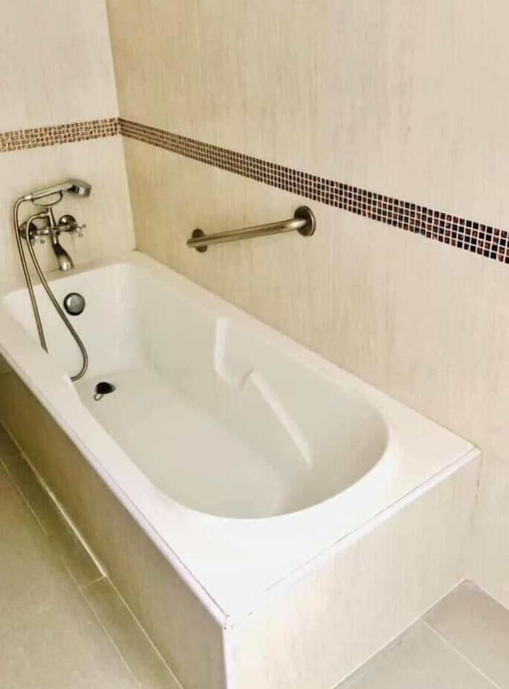 Lopburi Inn Hotel 45/46
