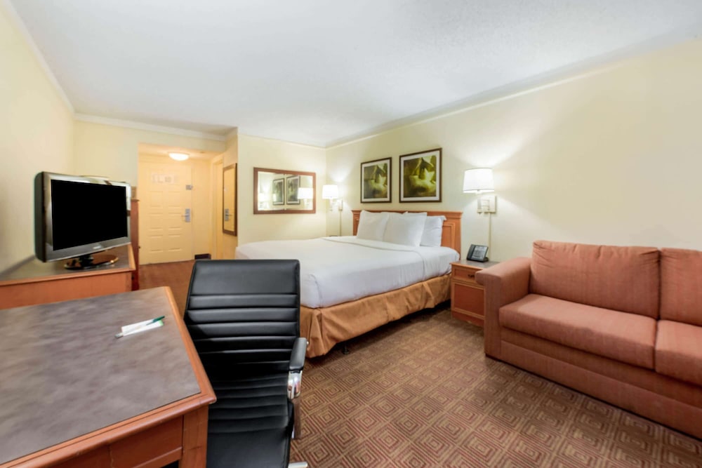 La Quinta Inn & Suites by Wyndham Ft Lauderdale Cypress Cr 33/44