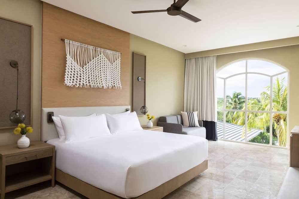 Master, Suite, King Bed, Ocean Front, Club Floor 2/4