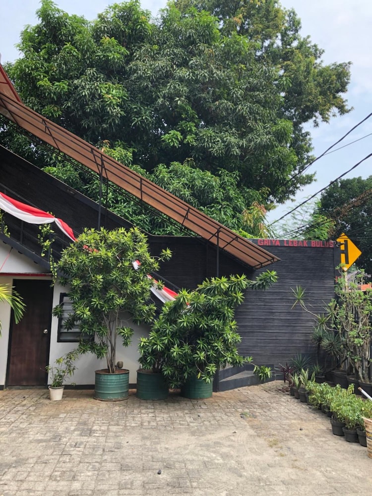 Reddoorz Plus Near Rs Fatmawati 2 5/28