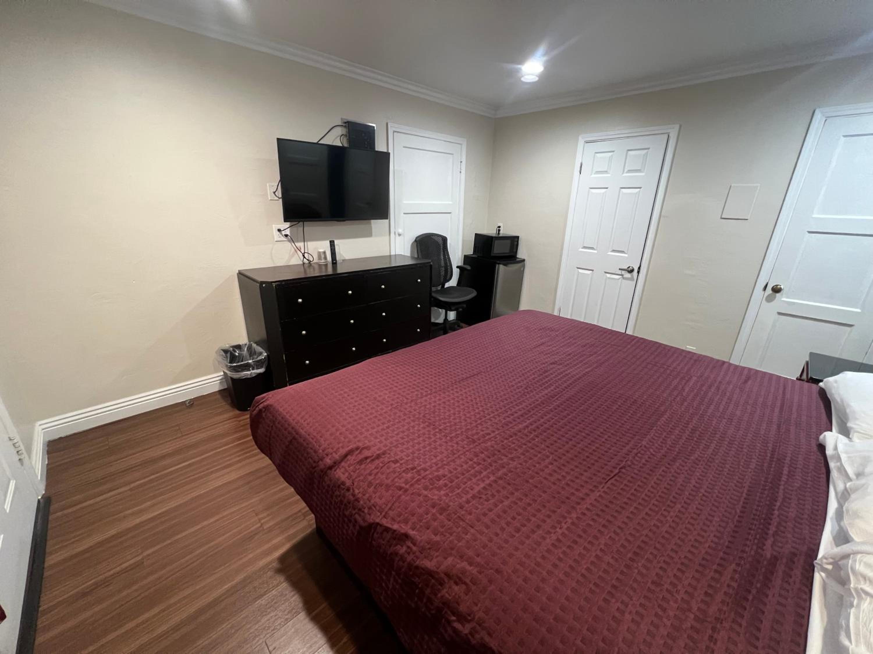 غرفة بسرير كينج، Harris Motel 7/10