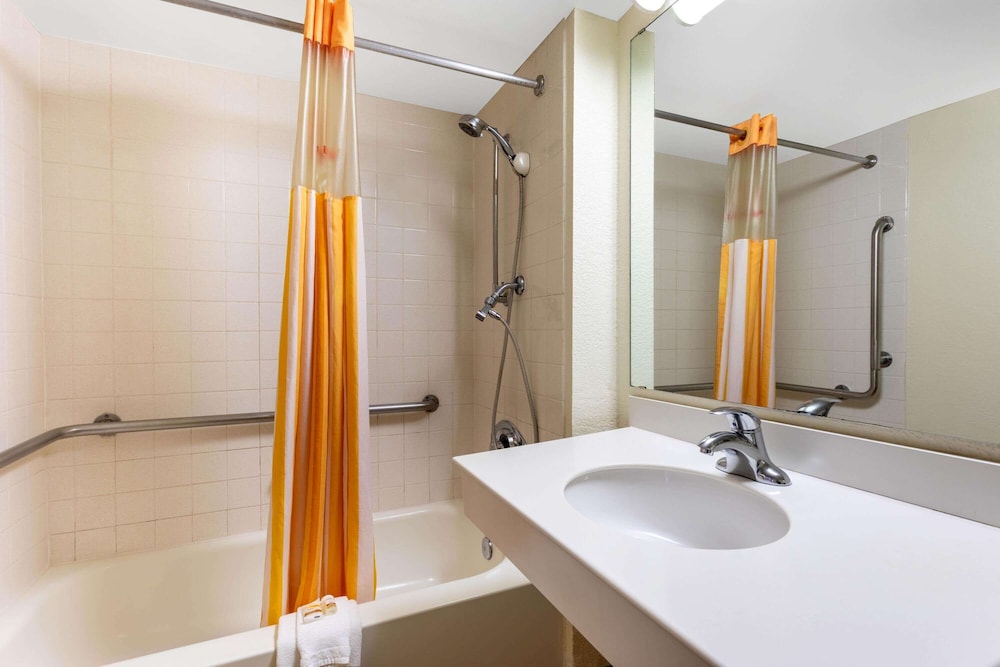 La Quinta Inn Huntsville Research Park 21/38