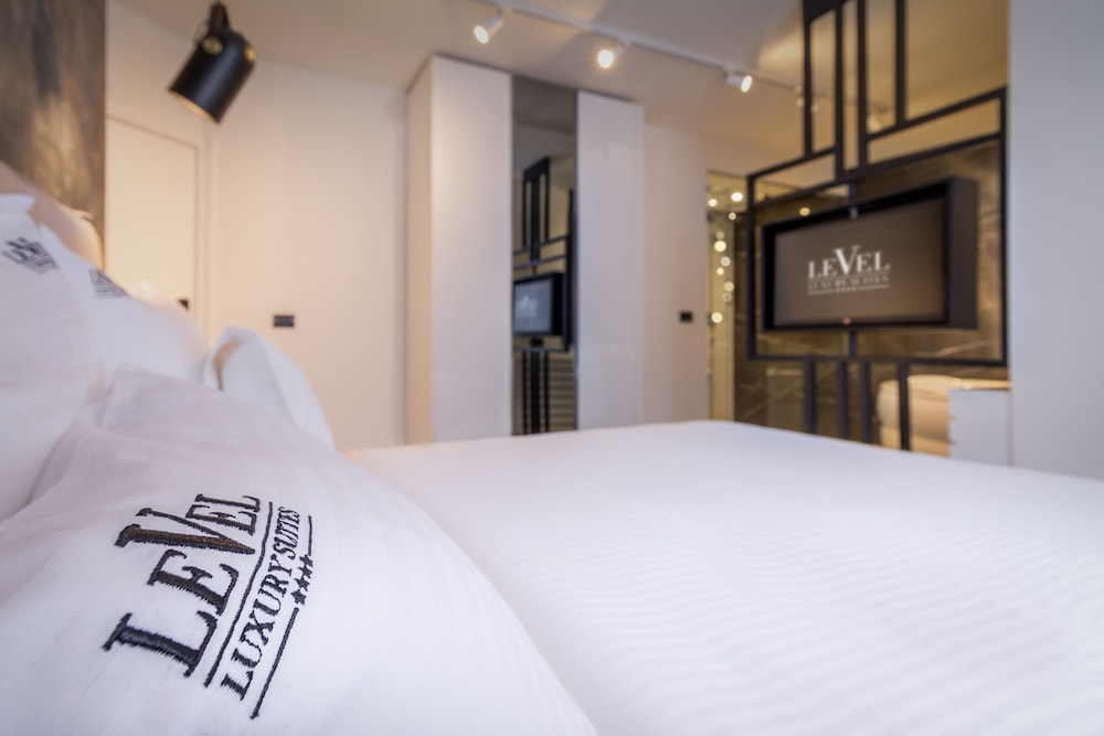 Level Luxury Suites 24/55