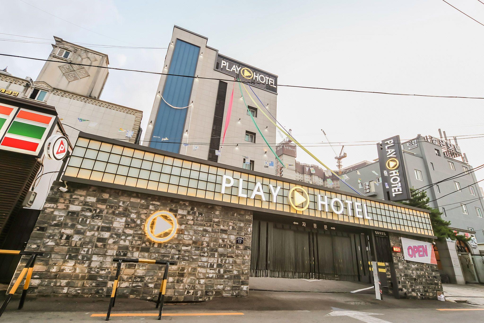 Play Hotel 13/76