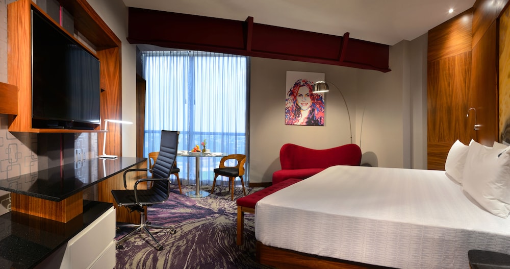 DELUXE, KING BED