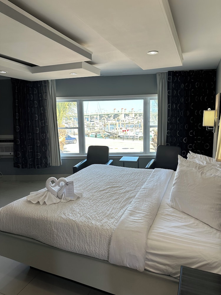 LUXURY, KING BED, MARINA VIEW, CORNER