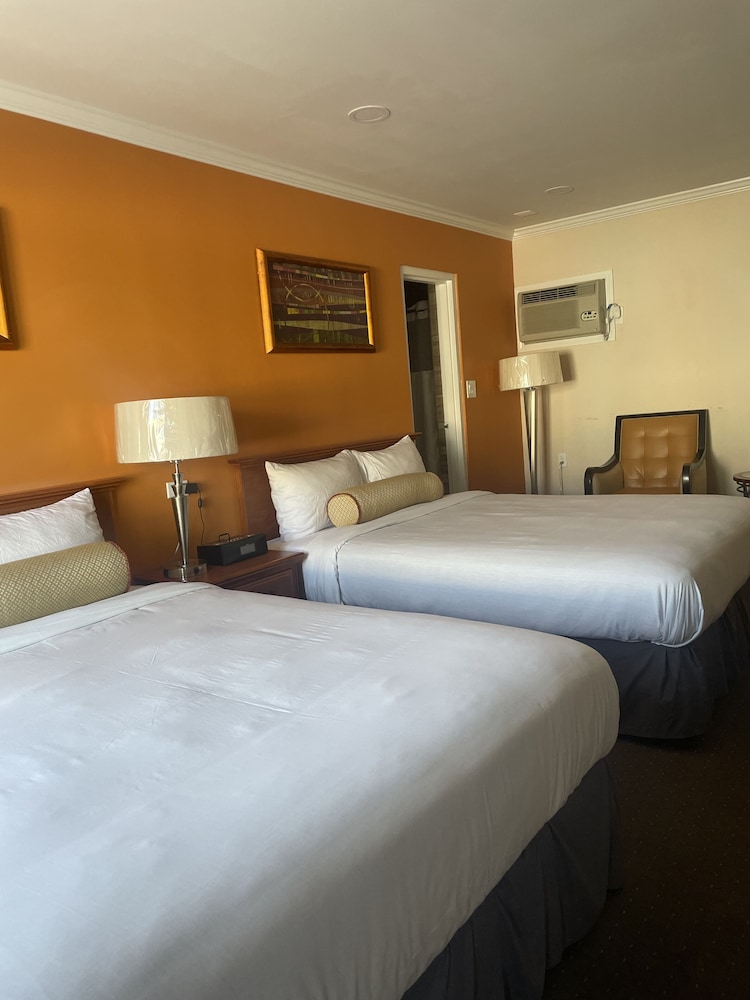 Howard Johnson by Wyndham Ridgecrest, CA 27/63