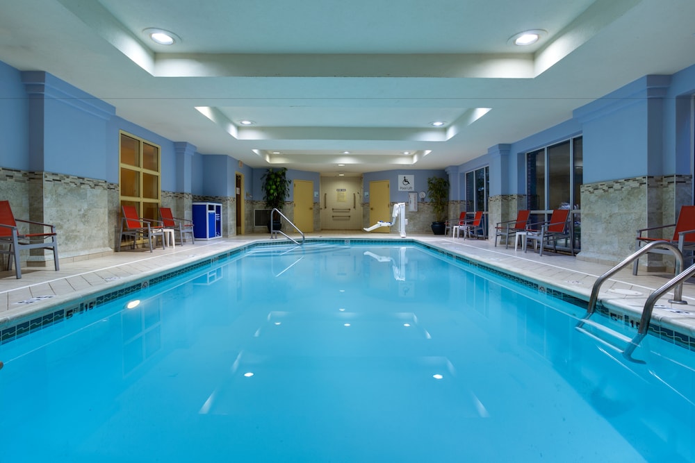 Holiday Inn Express & Suites Tower Center New Brunswick 6/39