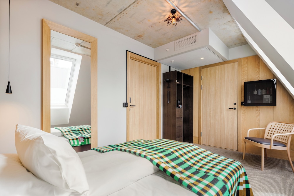 ROOM, SINGLE
