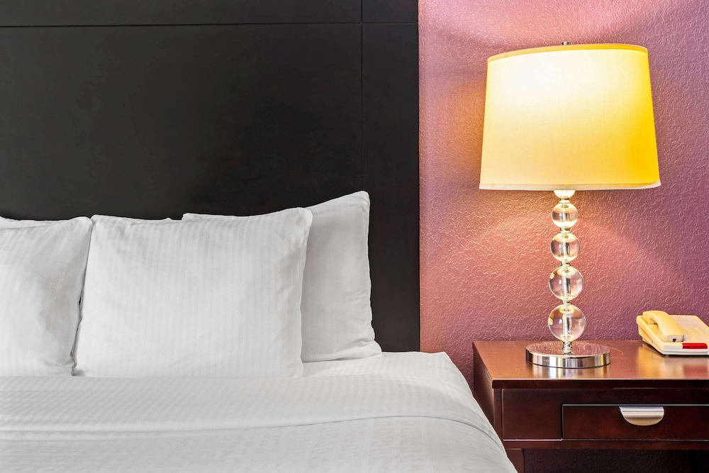 La Quinta Inn and Suites by Wyndham Ft. Worth - Burleson 20/53