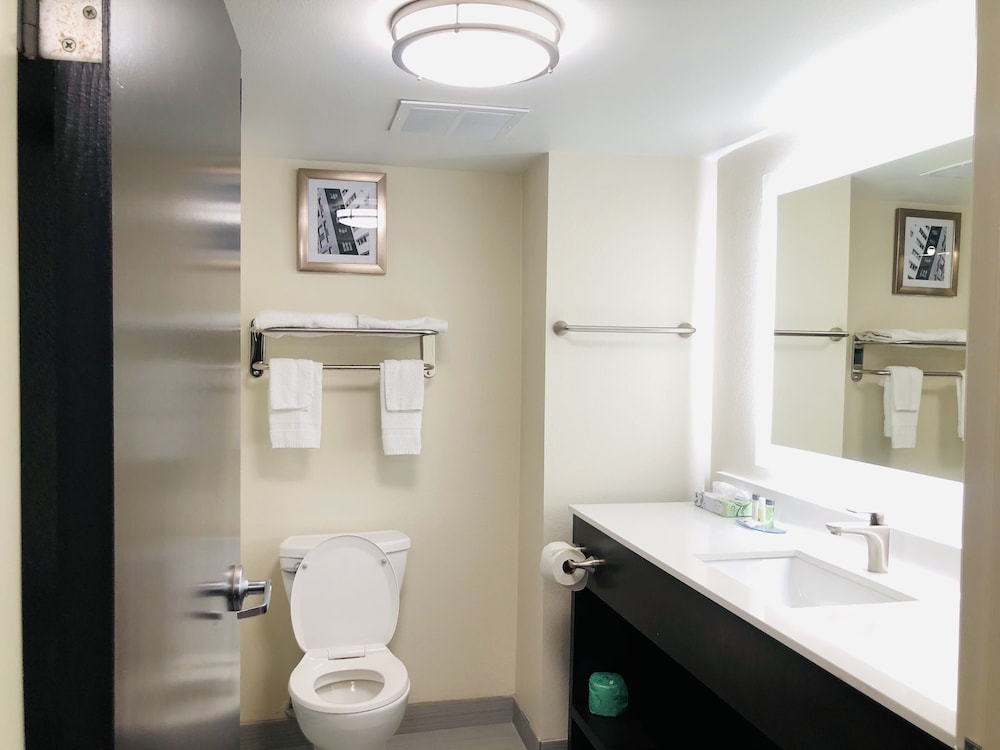 Efficiency, 2 Double Beds، Quality Inn & Suites Lake Charles South 4/7