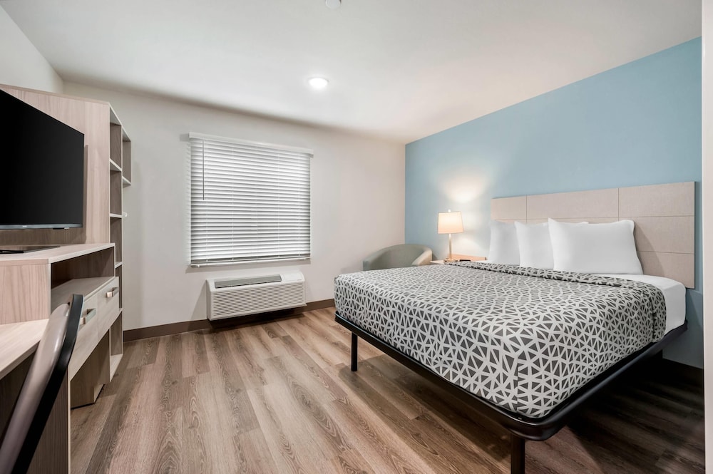 SUITE, QUEEN BED