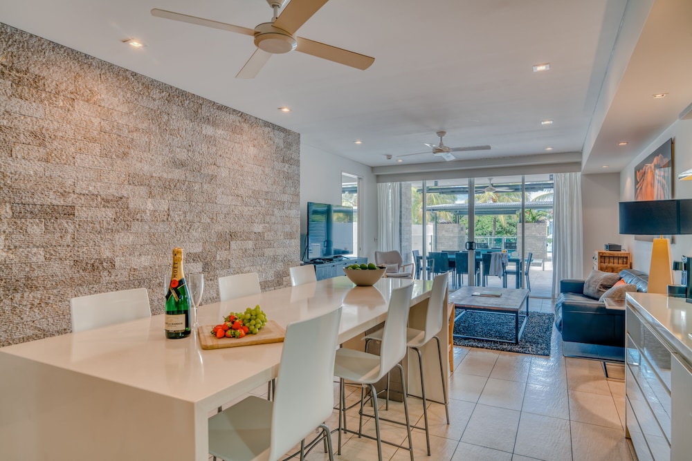 Coconut Grove Port Douglas 34/50