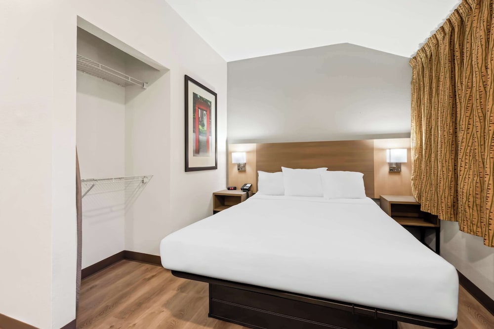 STANDARD, QUEEN BED