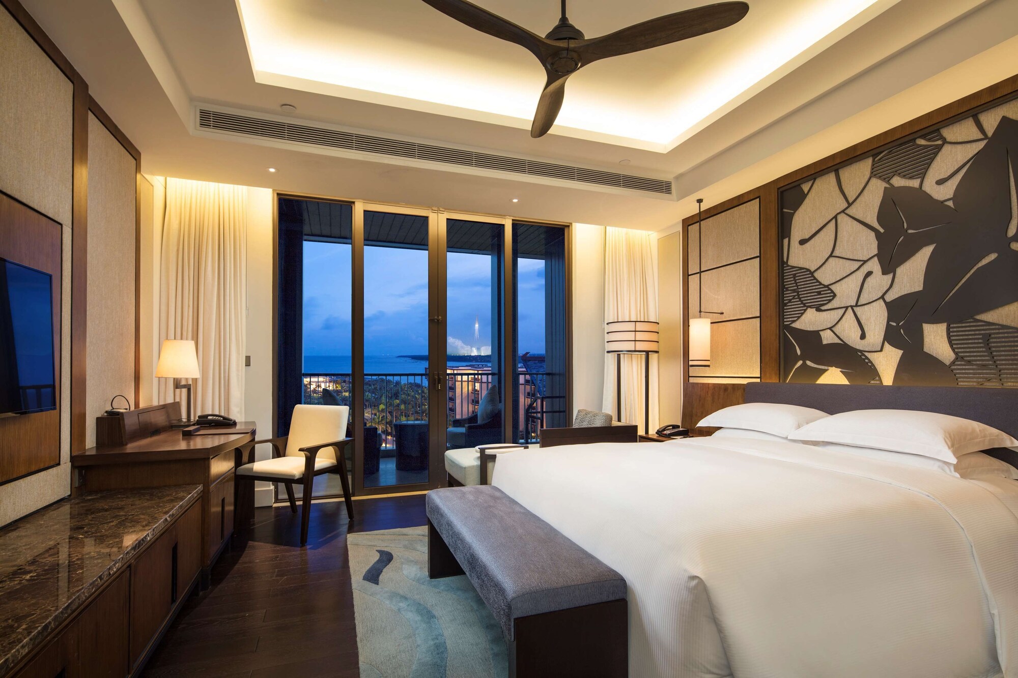 Executive, King Bed, Sunrise Pad View