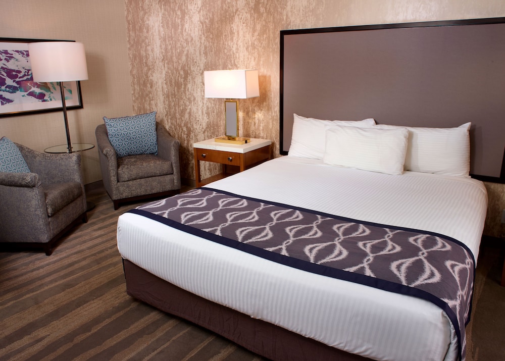 DELUXE, KING BED