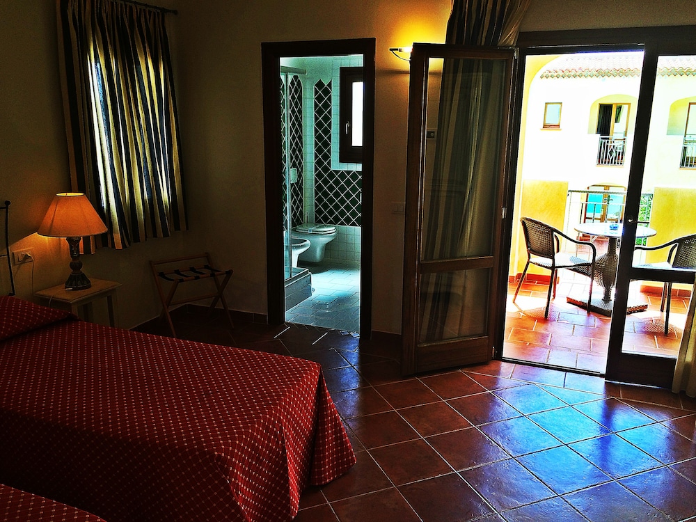 Hotel Monti Di Mola 17/61