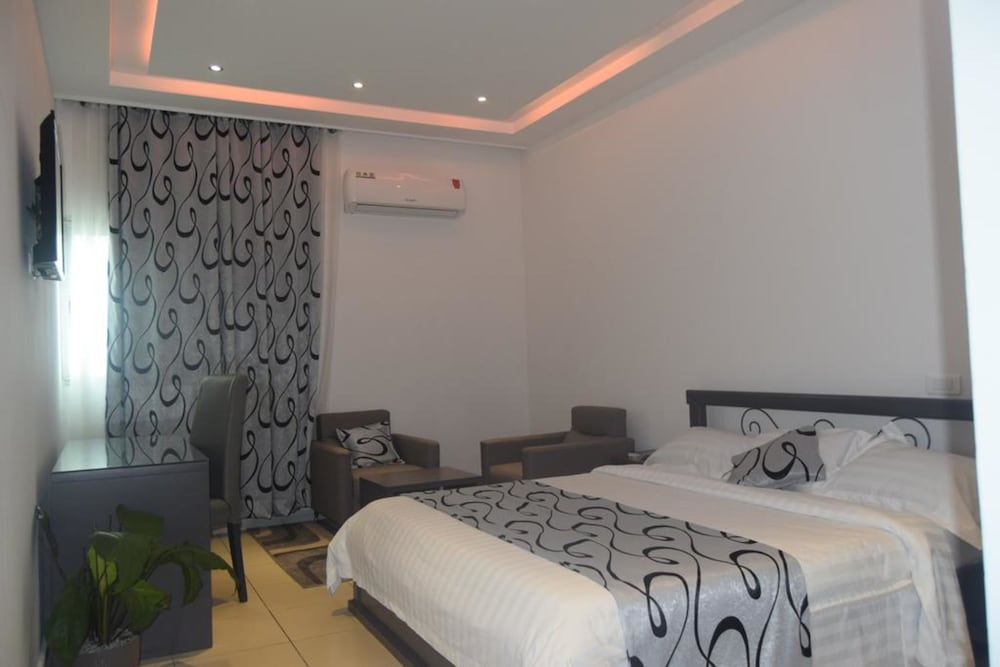 Miliet Hotel 8/30