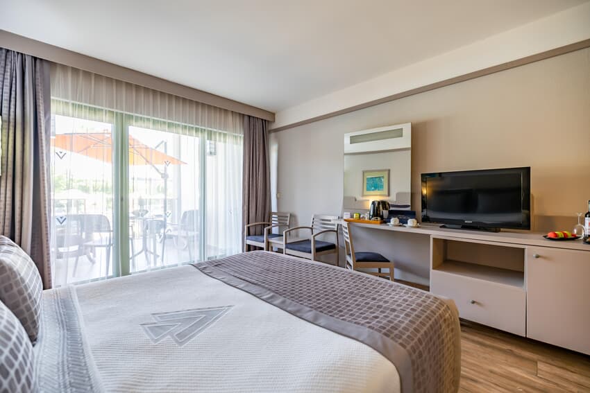 غرفة عائلية بشرفة