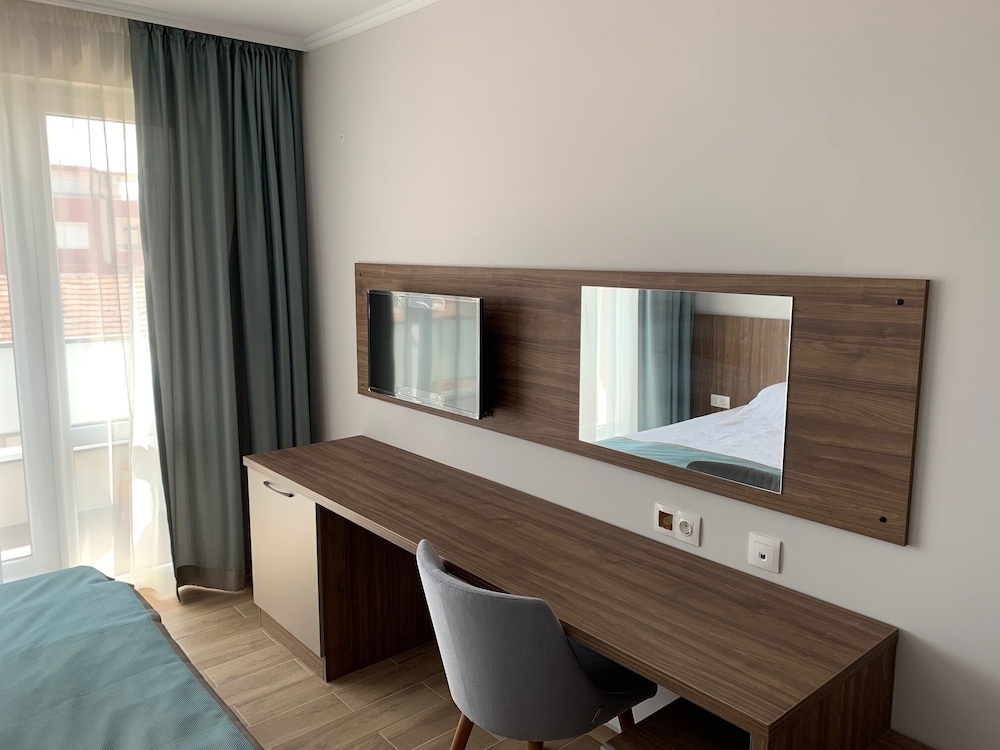 Hotel Cinema 24/52