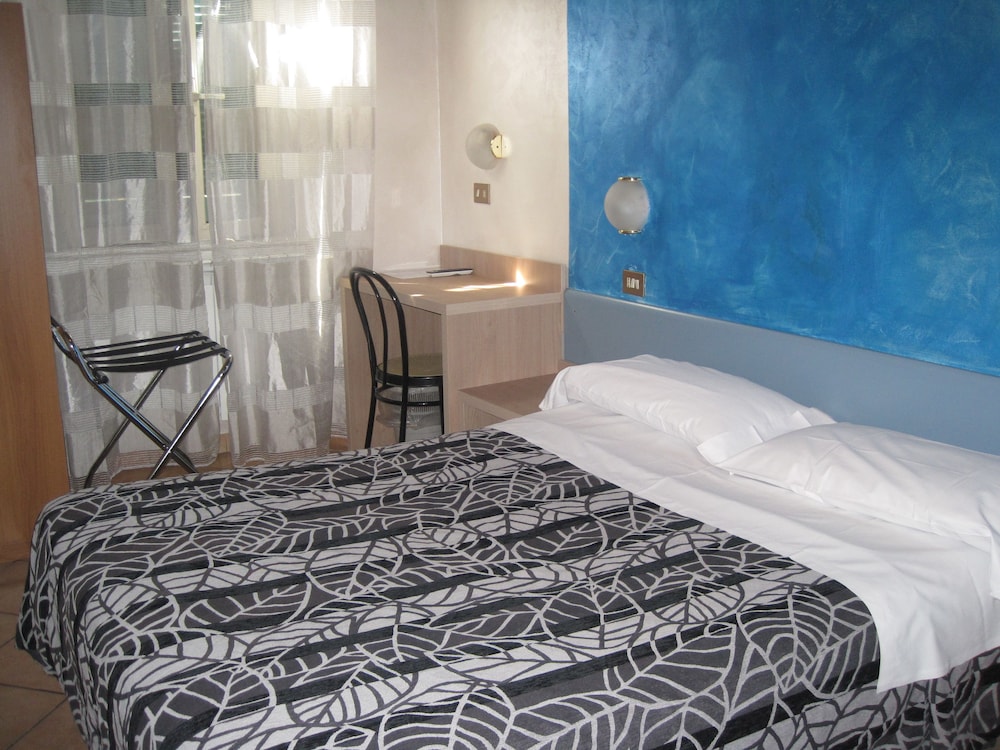 ROOM, DOUBLE BED