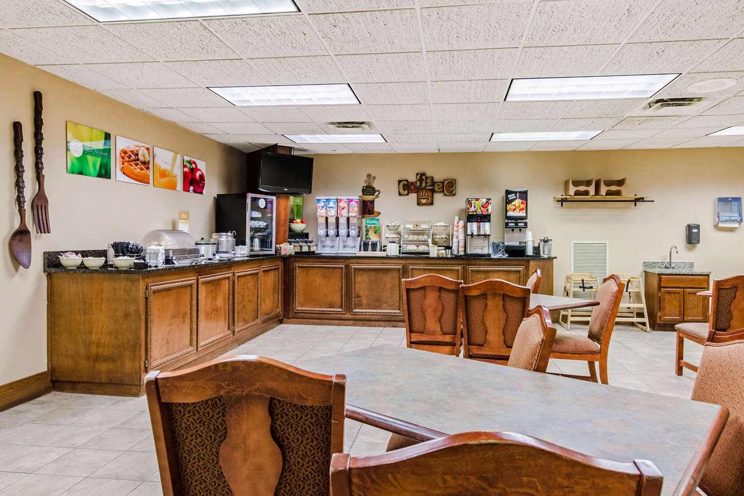 Quality Inn & Suites Carthage near Precious Moments Chapel 30/33