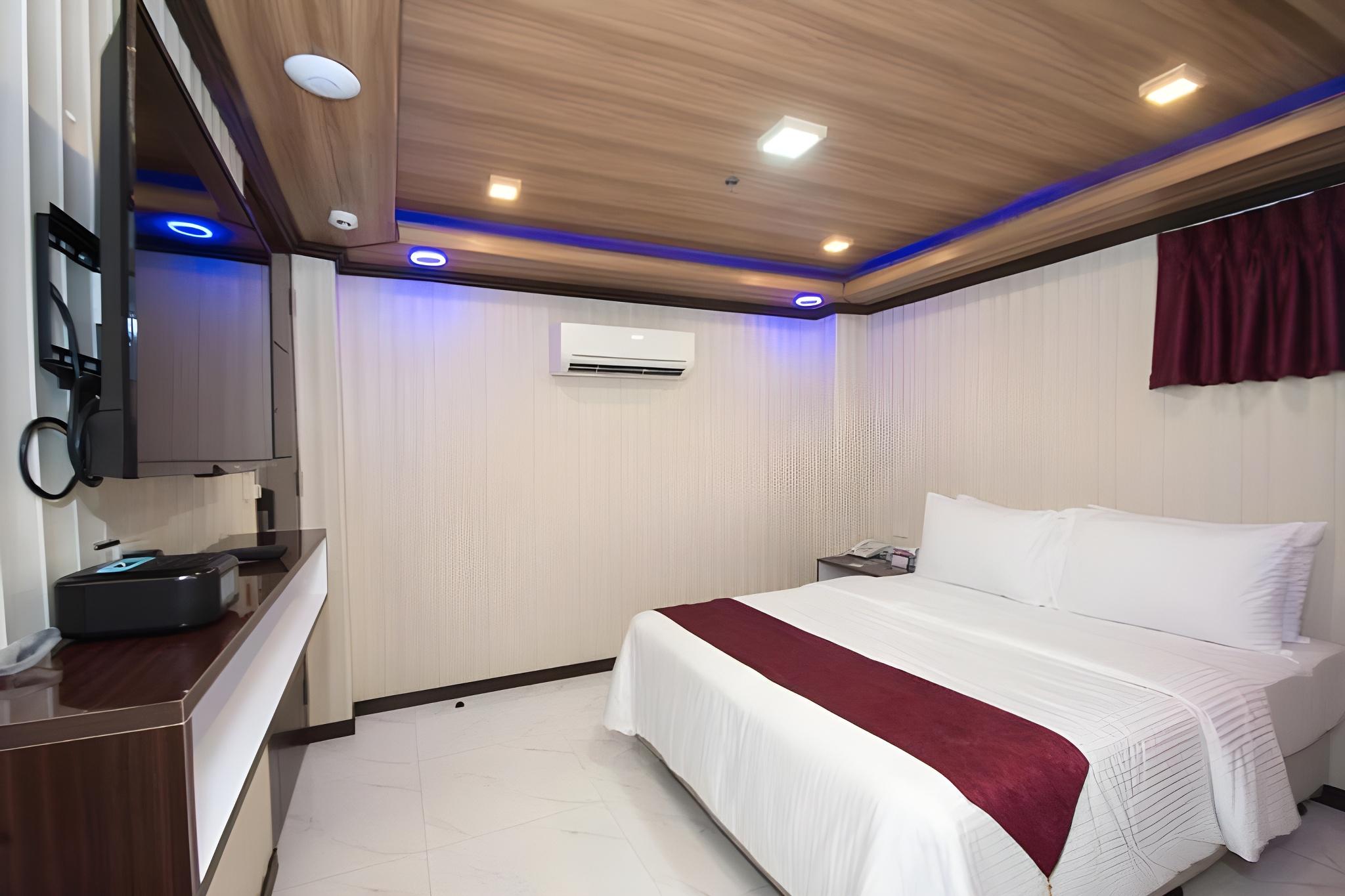Standard, Queen Bed, No Window, Main Building