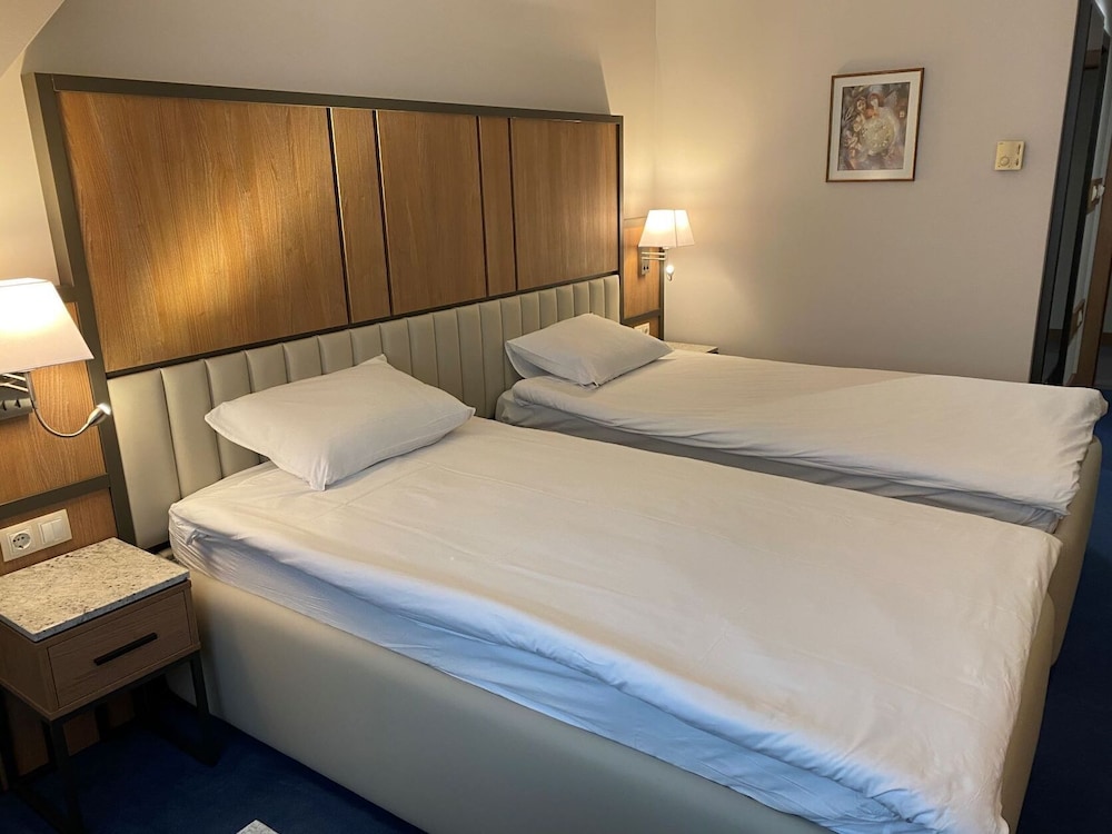 Legends Hotel 11/51