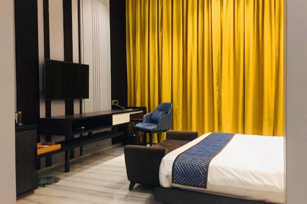 LUXURY, SUITE