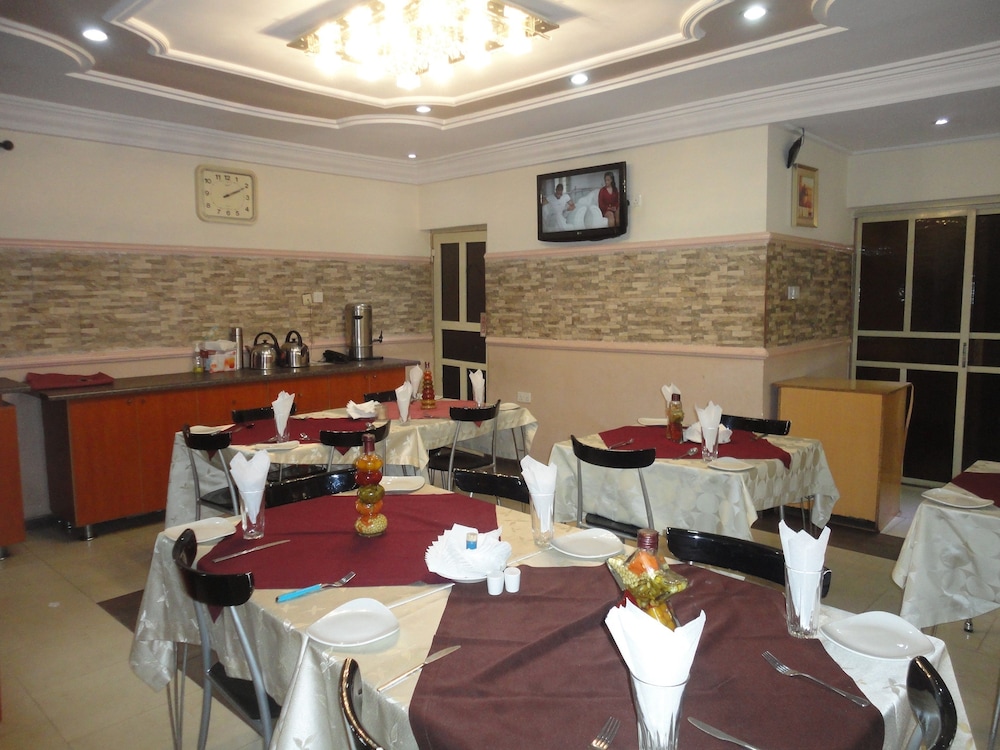 Sdm Tavern And Suites 21/27