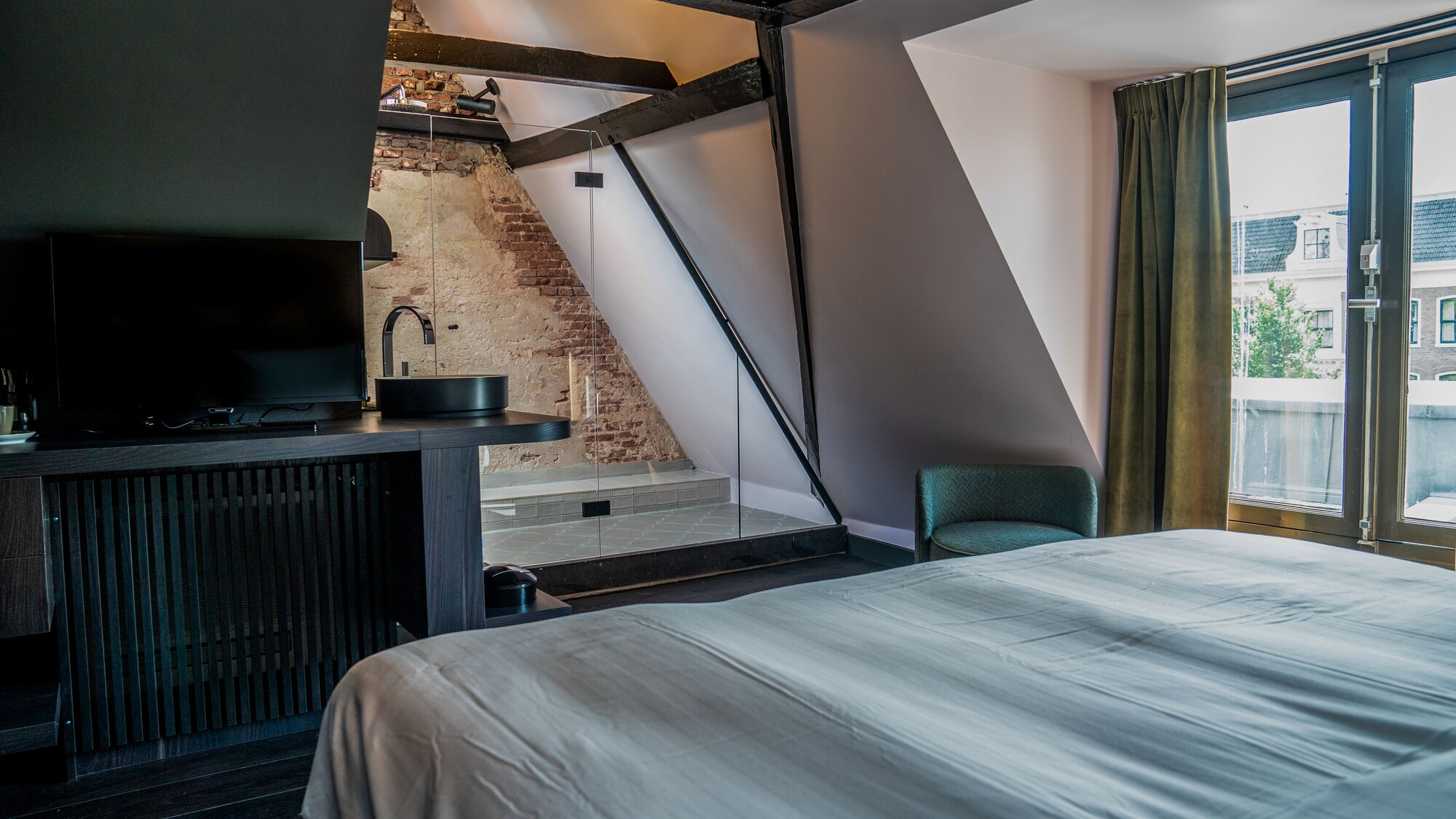 ROOM, DOUBLE BED