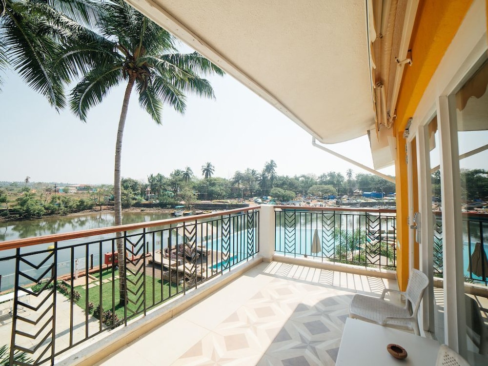 Acron Waterfront Resort 13/80