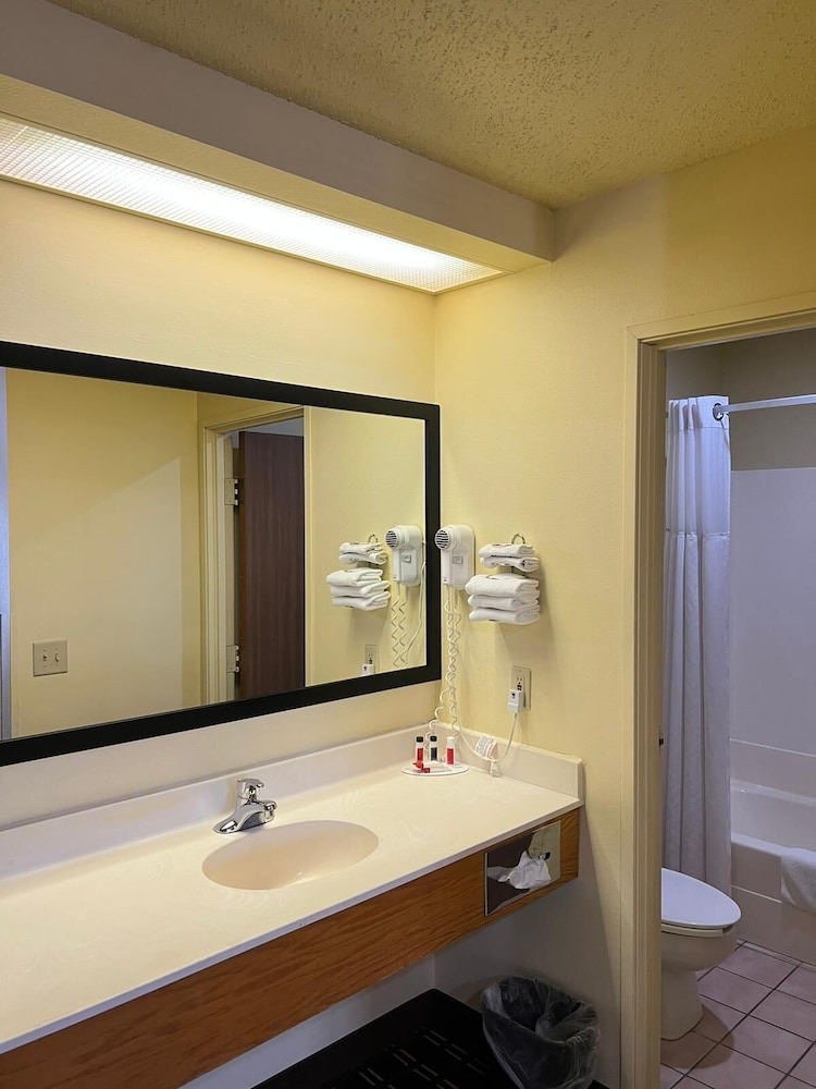 Super 8 by Wyndham Watertown WI 14/49