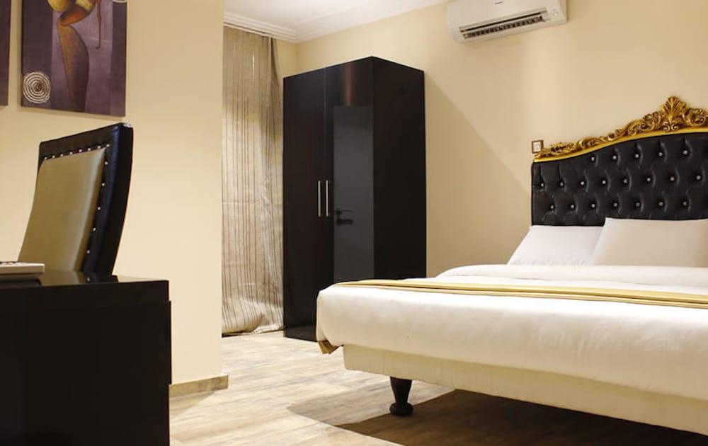 Ellyxville Hotels 13/39