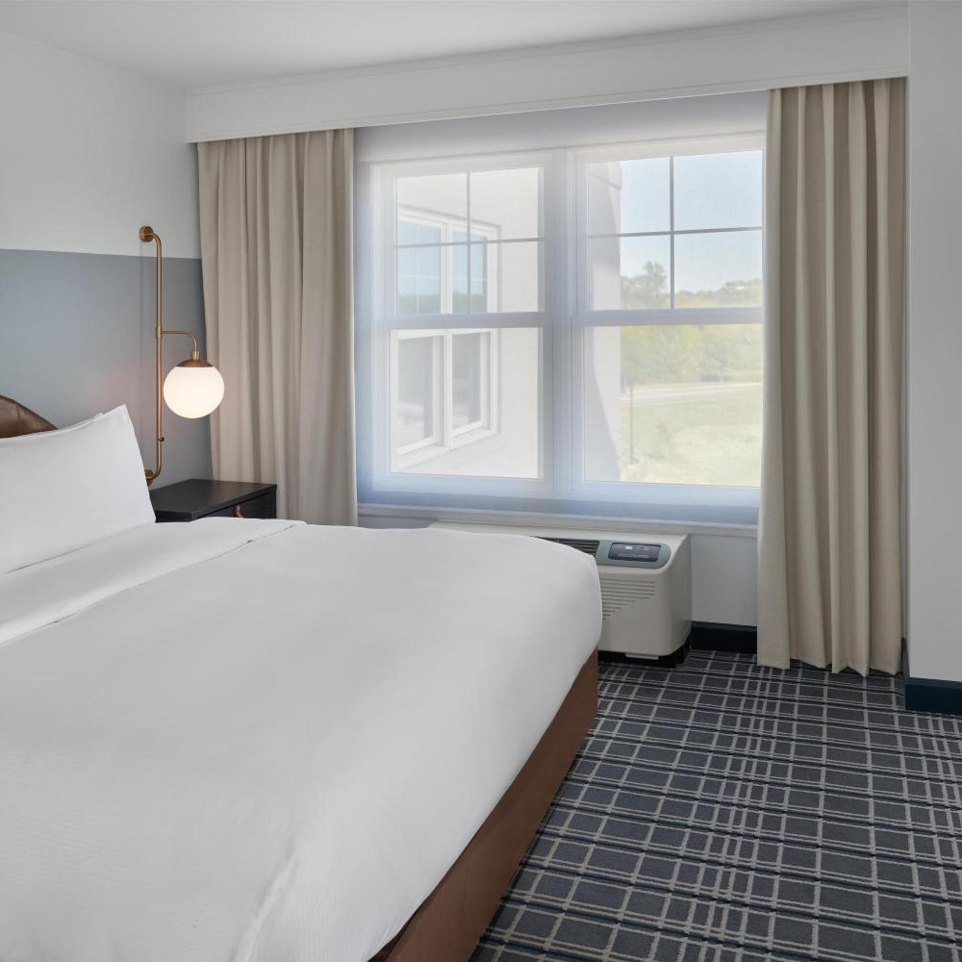 2 Rooms, Suite, King Bed, Lake Side, Accessible، Hotel Canandaigua, Tapestry Collection by Hilton 3/7