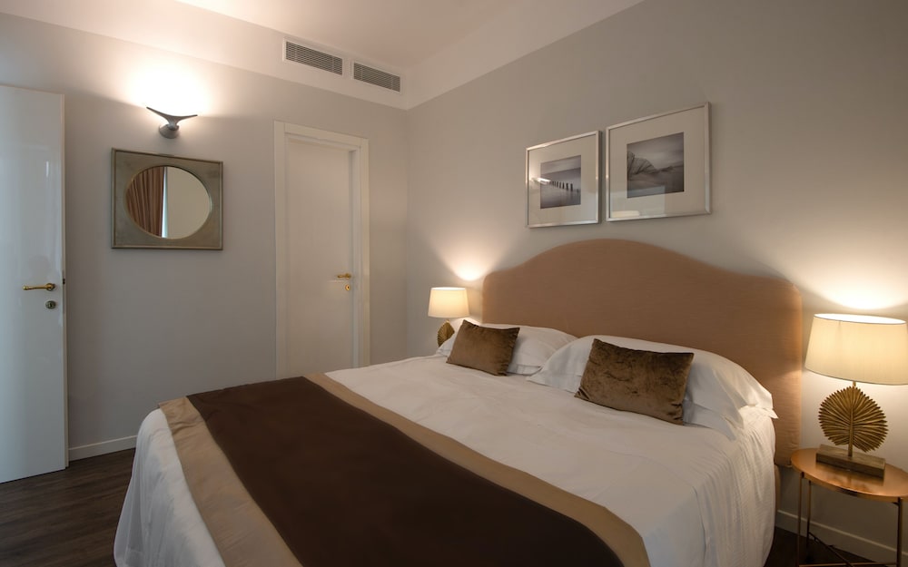 شقة بريستيج بسريرين كوين مع أريكة، Residence Charming Apartments 2/10