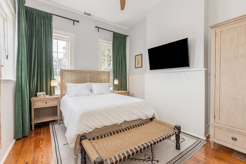 DELUXE, QUEEN BED