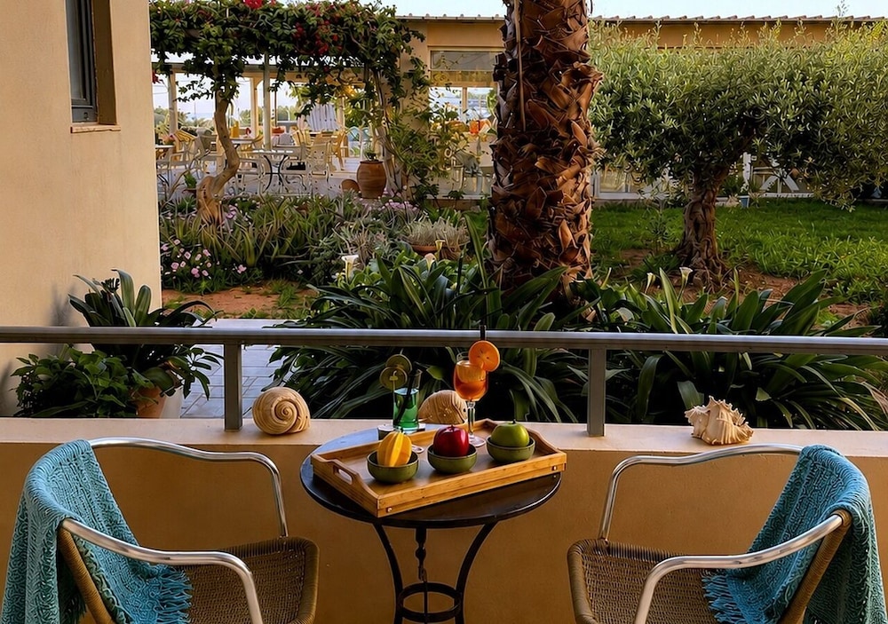 Golden Bay Apartments-Garden Haven 73/87