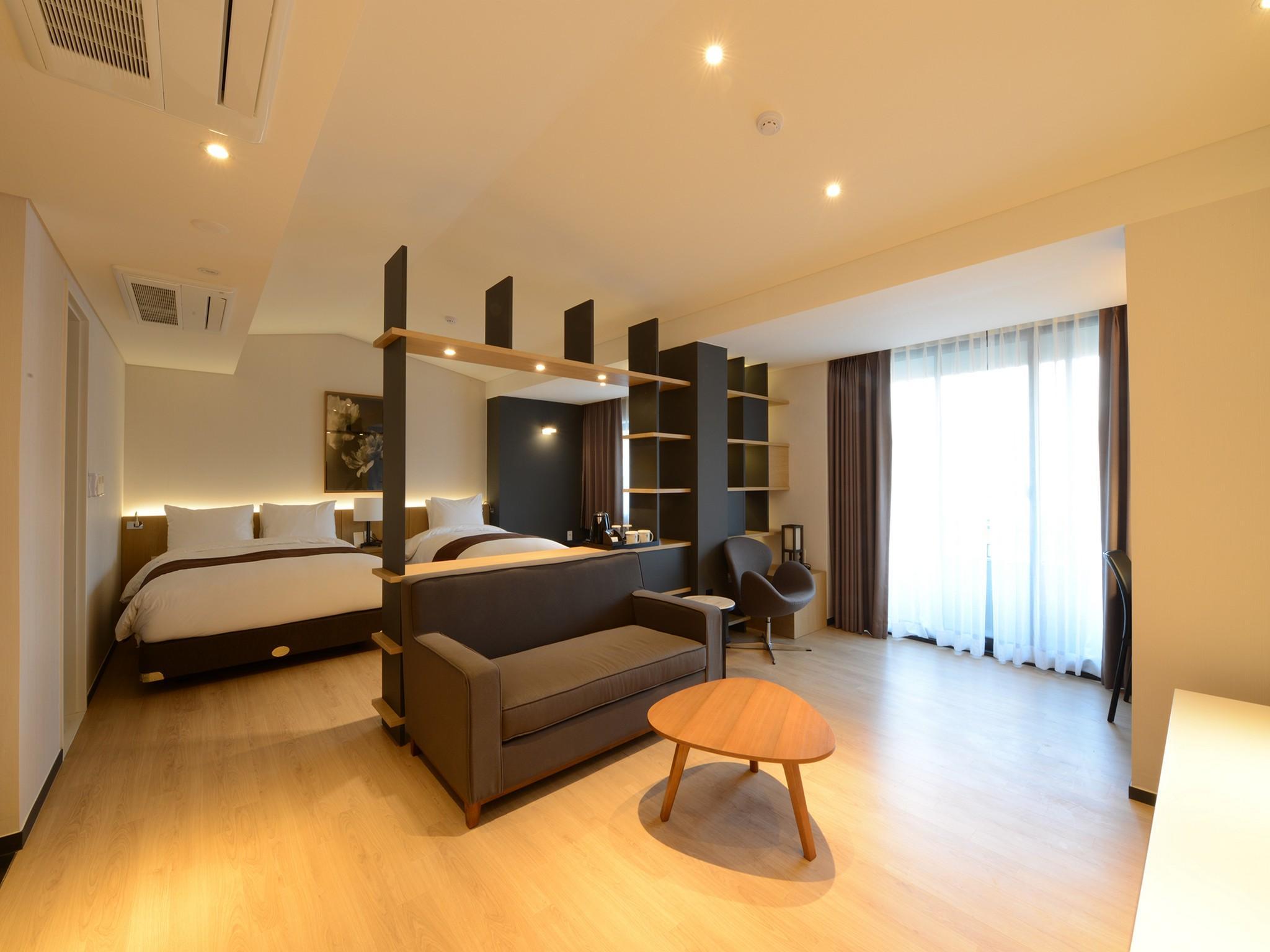 Residential, Suite, 1 Double and 1 Single Bed, Garden View