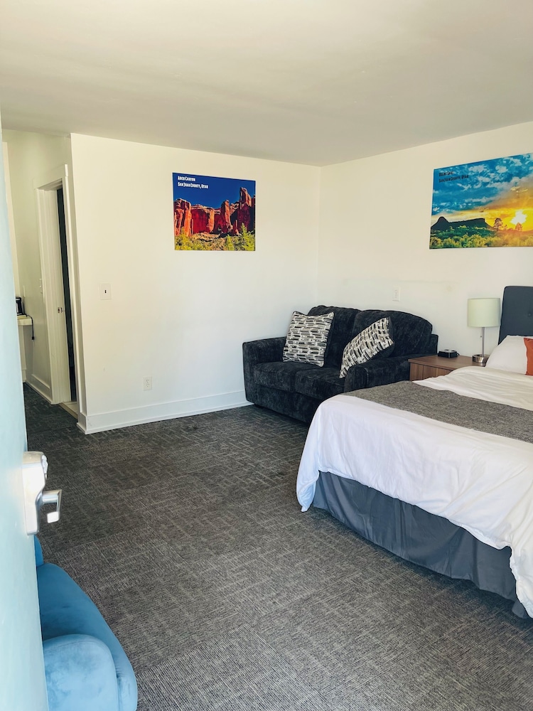 Blue Sage Inn & Suites 14/46