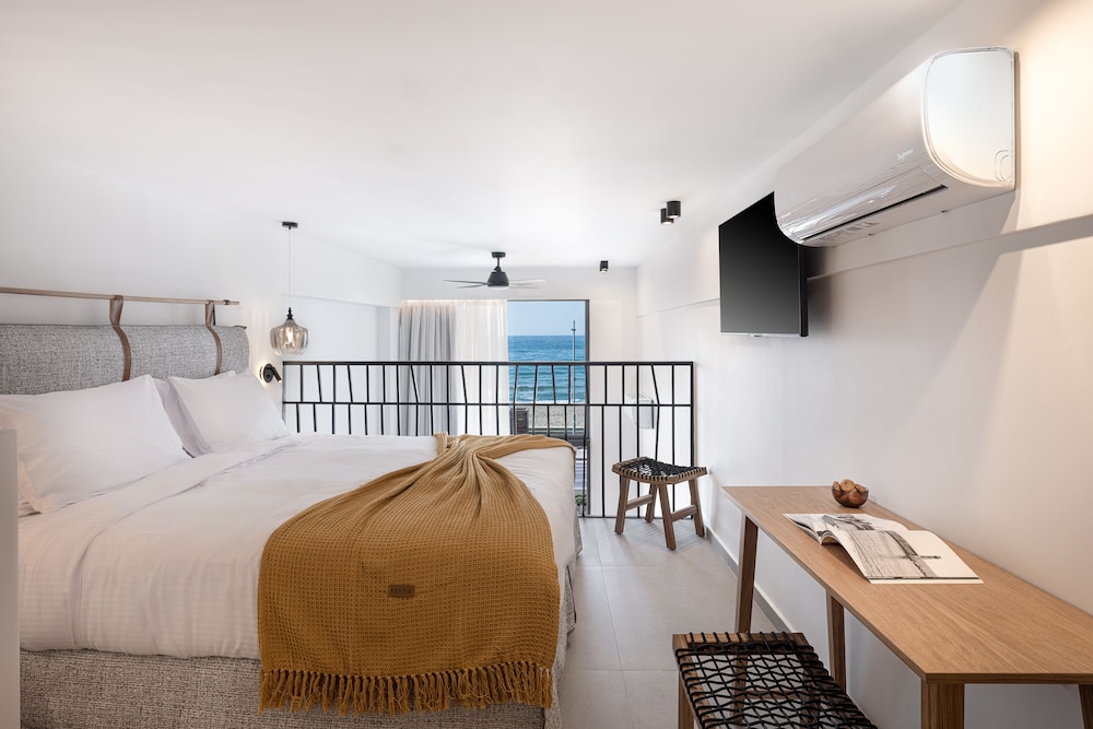 Calla Luxury Seafront Suites 12/50