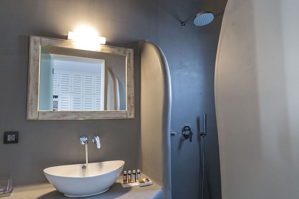 Unique Suites 48/50