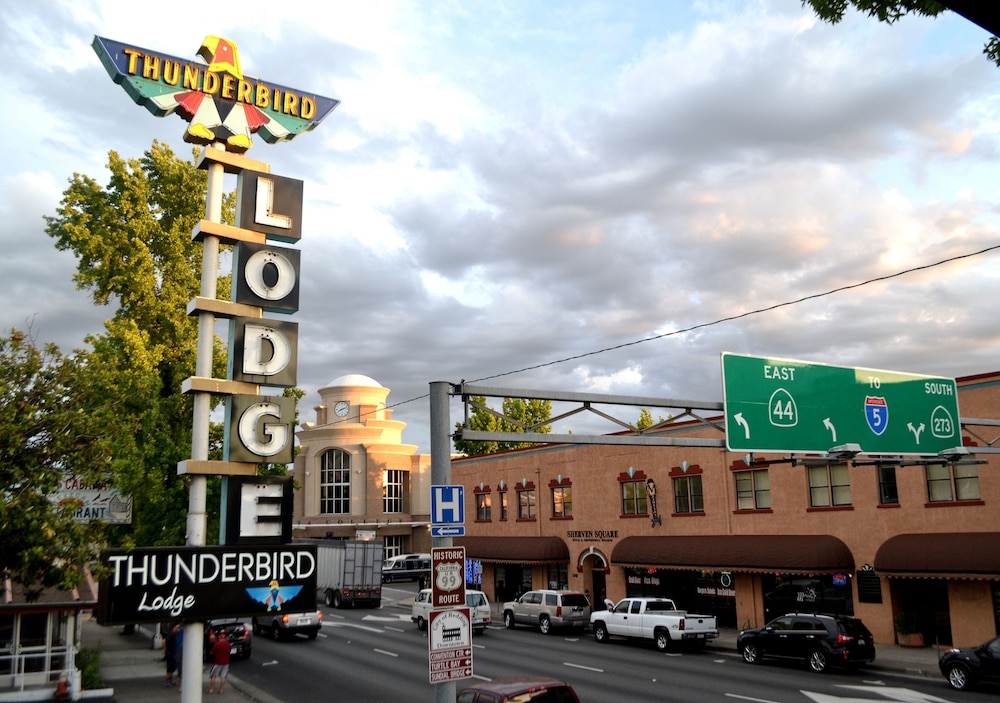 Thunderbird Lodge 66/71
