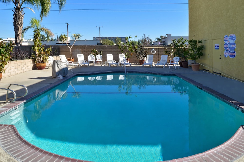 Americas Best Value Inn & Suites Fontana 19/22