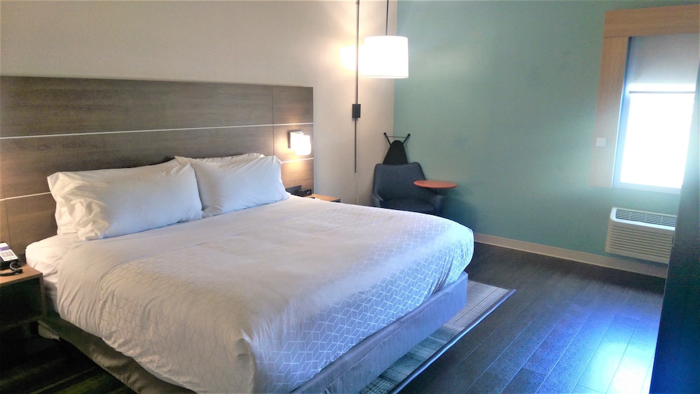 Holiday Inn Express Myrtle Beach-Broadway at the Beach 20/56