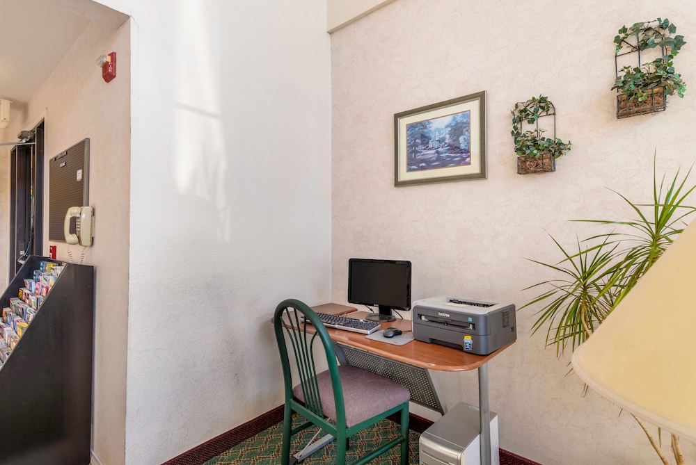 Travelodge by Wyndham Decatur TX 36/39