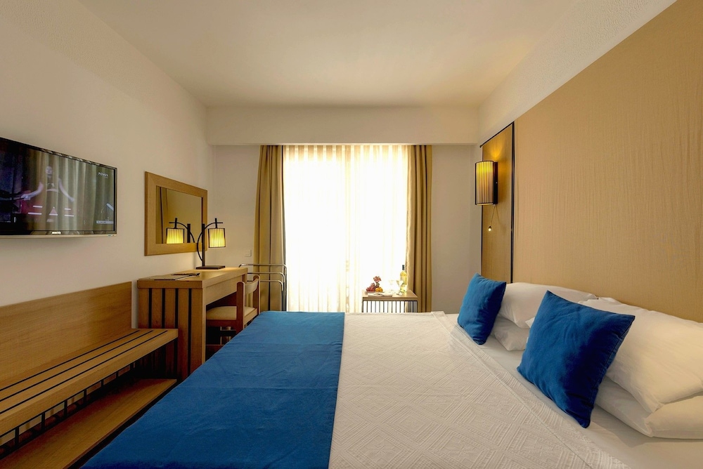 Standard, Double or Twin Bed, LIV HOTEL BY BELLAZURE 3/3