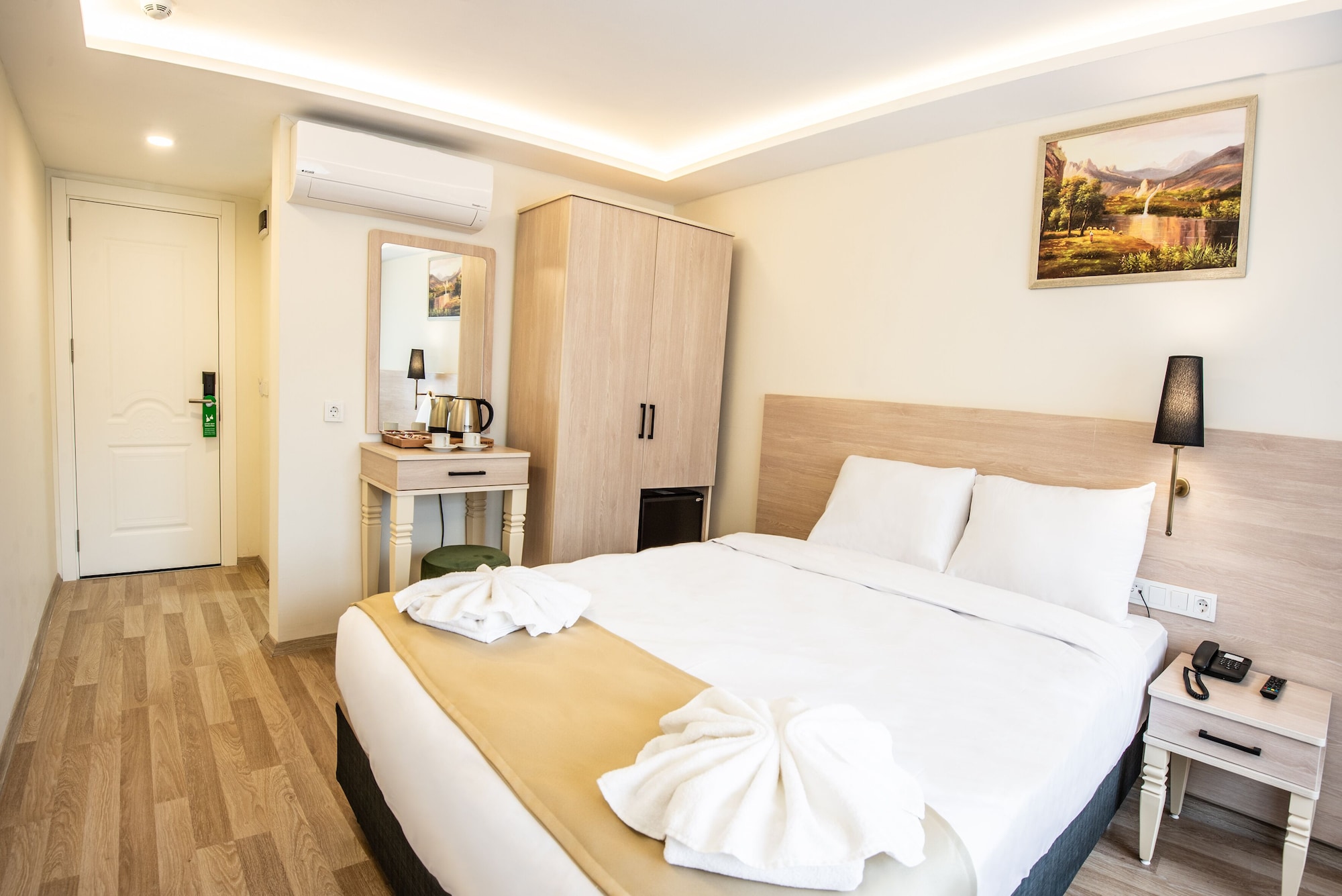 DELUXE, DOUBLE BED
