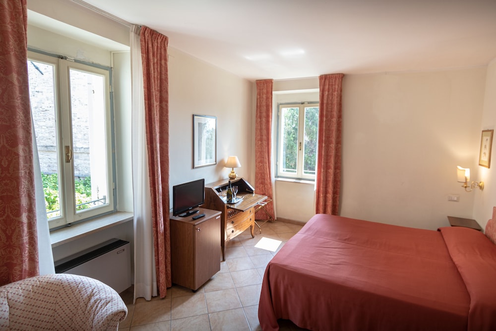 ROOM, DOUBLE OR TWIN BED